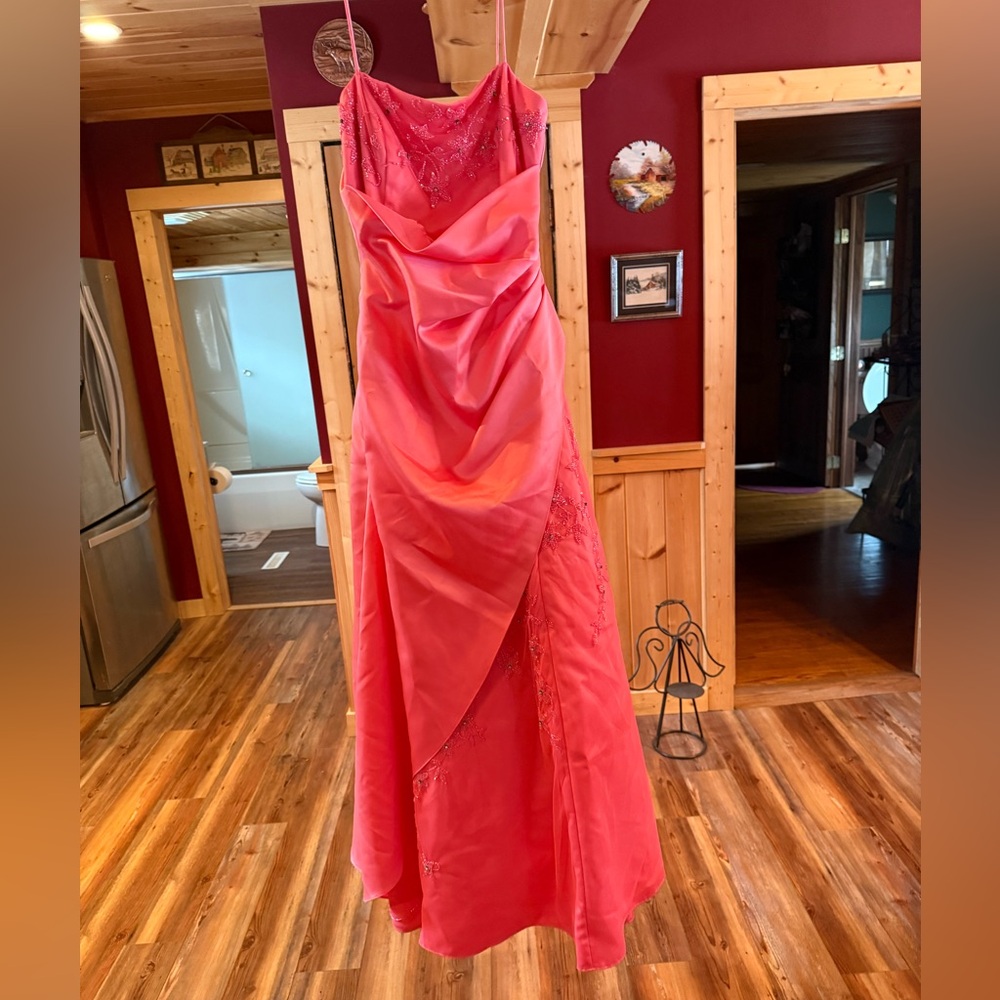 Size 9/10 prom dress, never worn. Tags still attached.